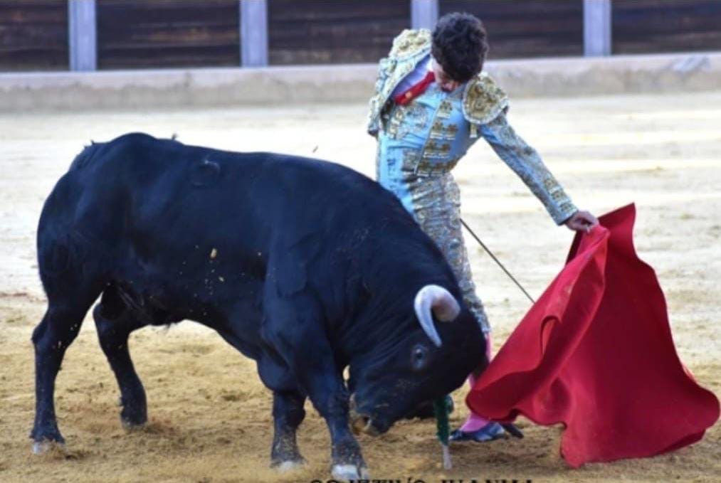 Manuel Domínguez embruja Almedinilla con una faena para el recuerdo.