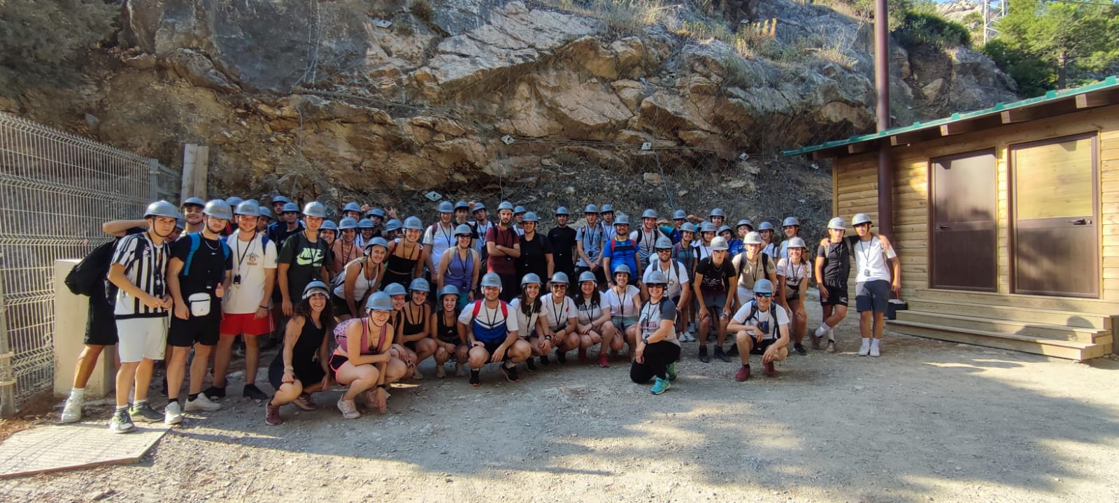 Un día entre riscos, risas y chapuzones: la juventud de Almedinilla se lanza a la aventura