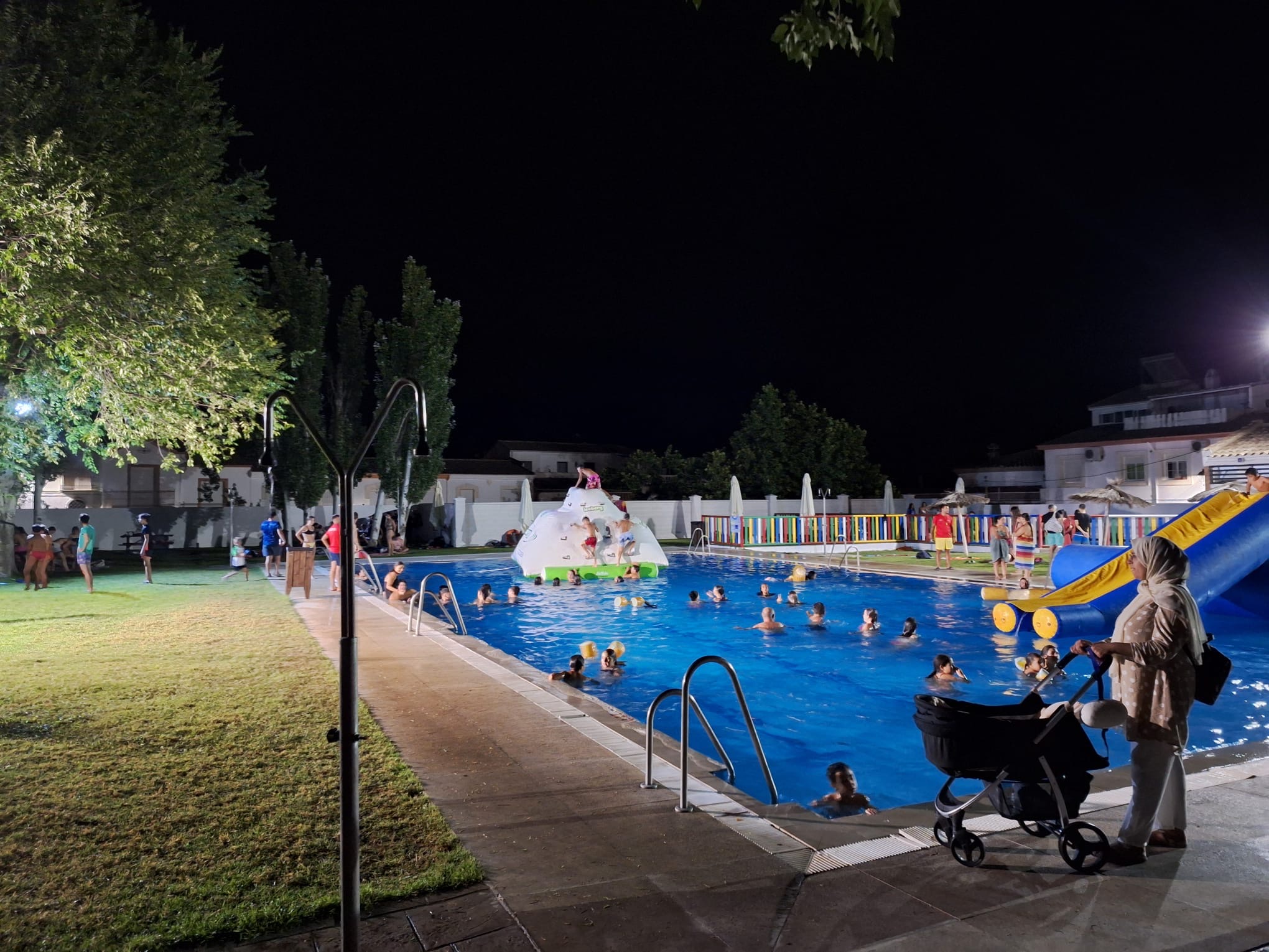 Gran éxito en la actividad nocturna en la piscina municipal de Almedinilla