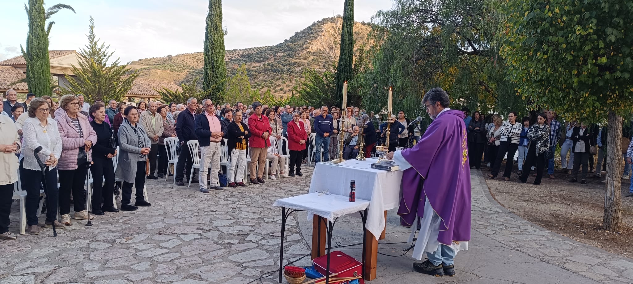 La misa de difuntos en Almedinilla, un emotivo homenaje a los que ya partieron