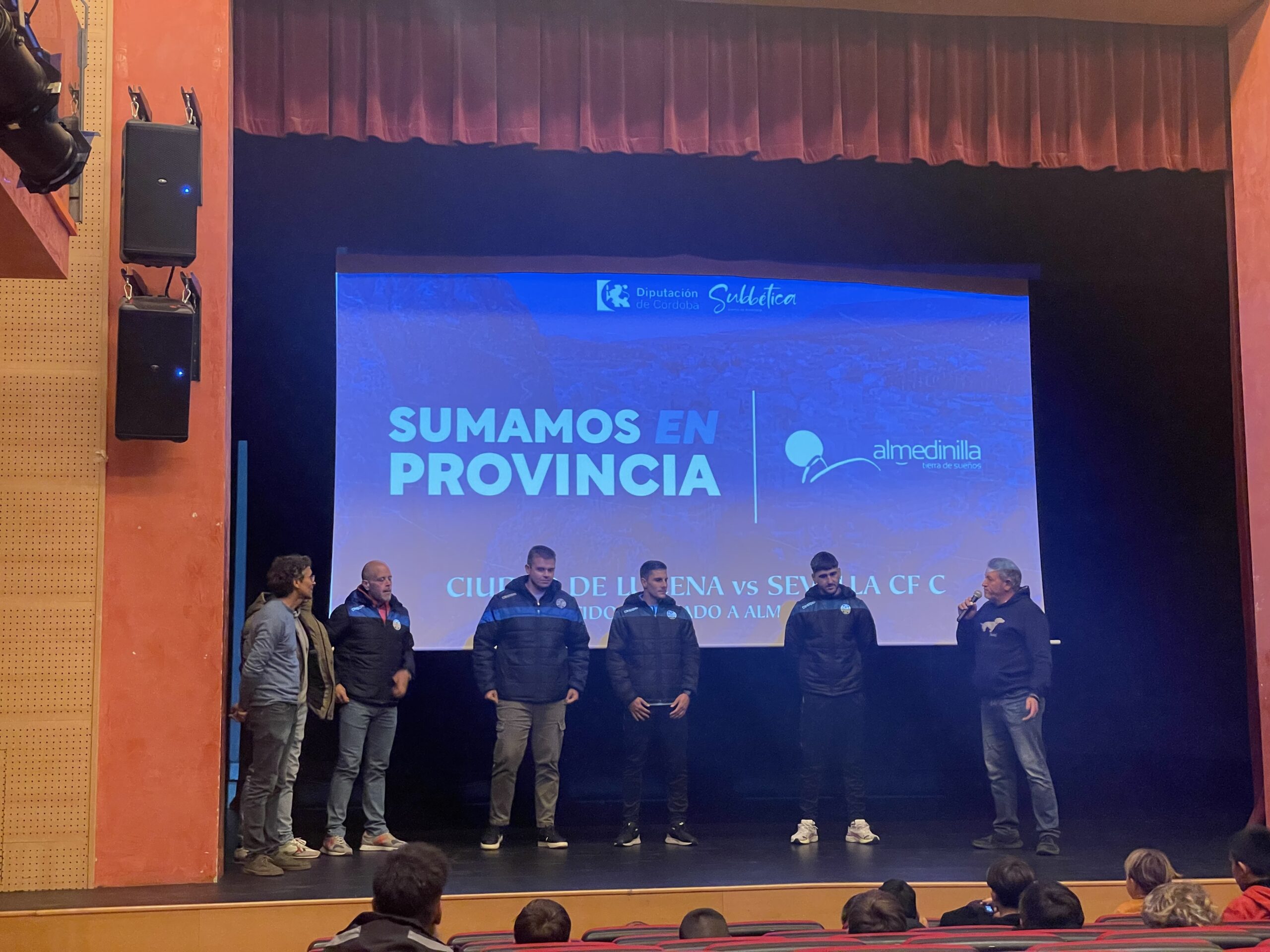 El Ciudad de Lucena acerca el fútbol provincial a Almedinilla con la campaña “Sumamos en provincia”