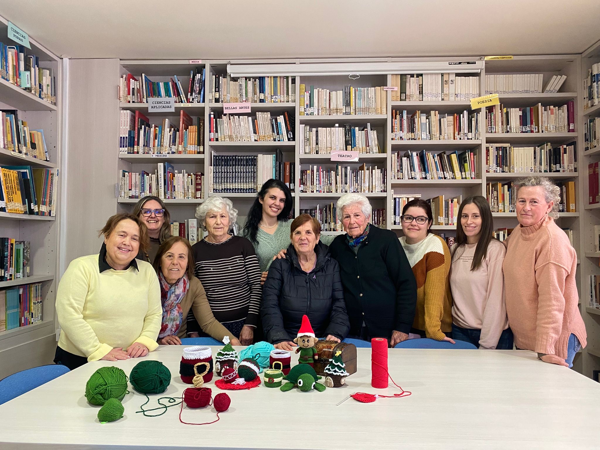 Gran acogida del curso de croché navideño en la Casa de la Cultura de Almedinilla