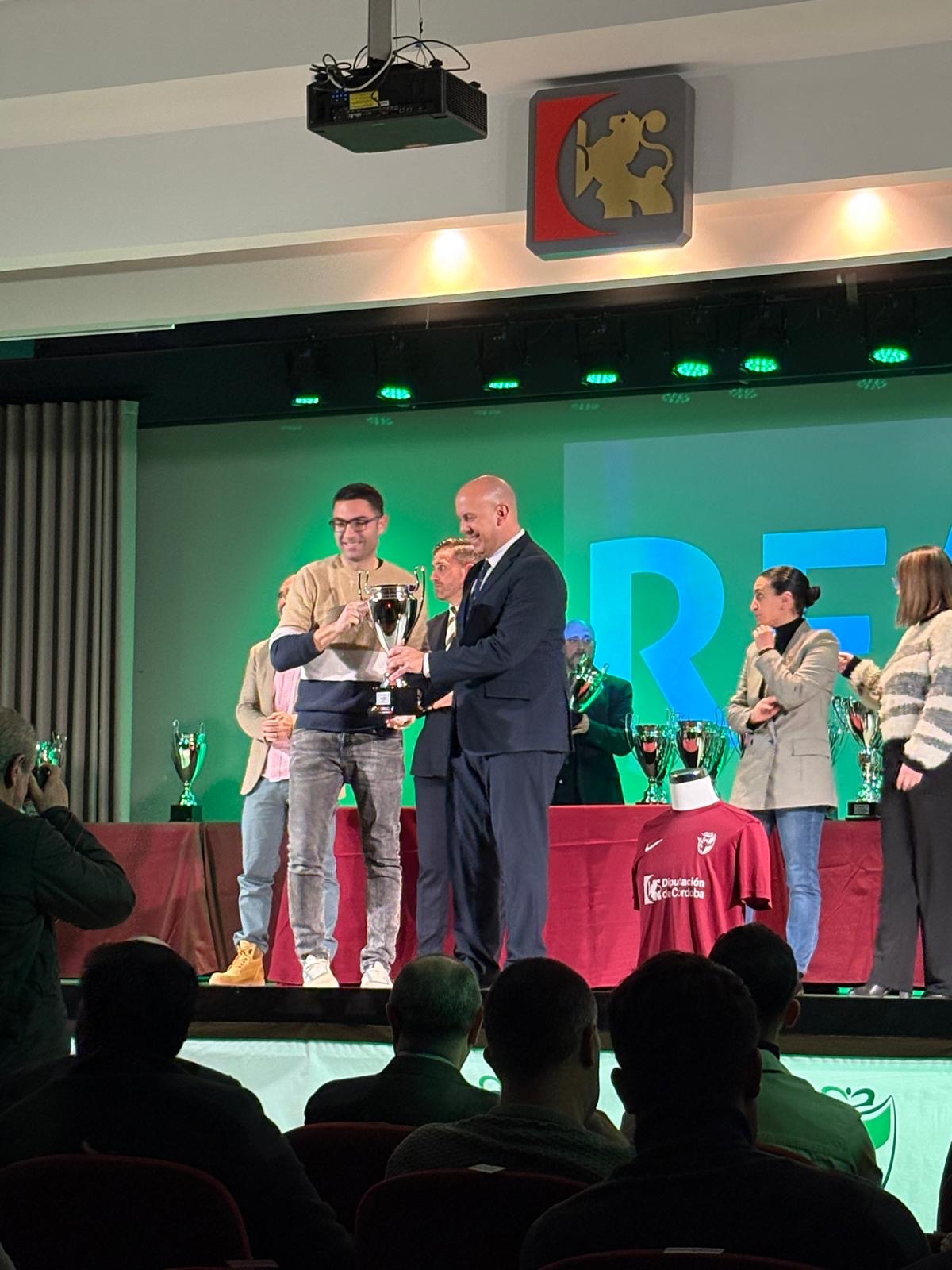 El Almedinilla Atlético recibe en la Diputación de Córdoba el trofeo de campeón de liga