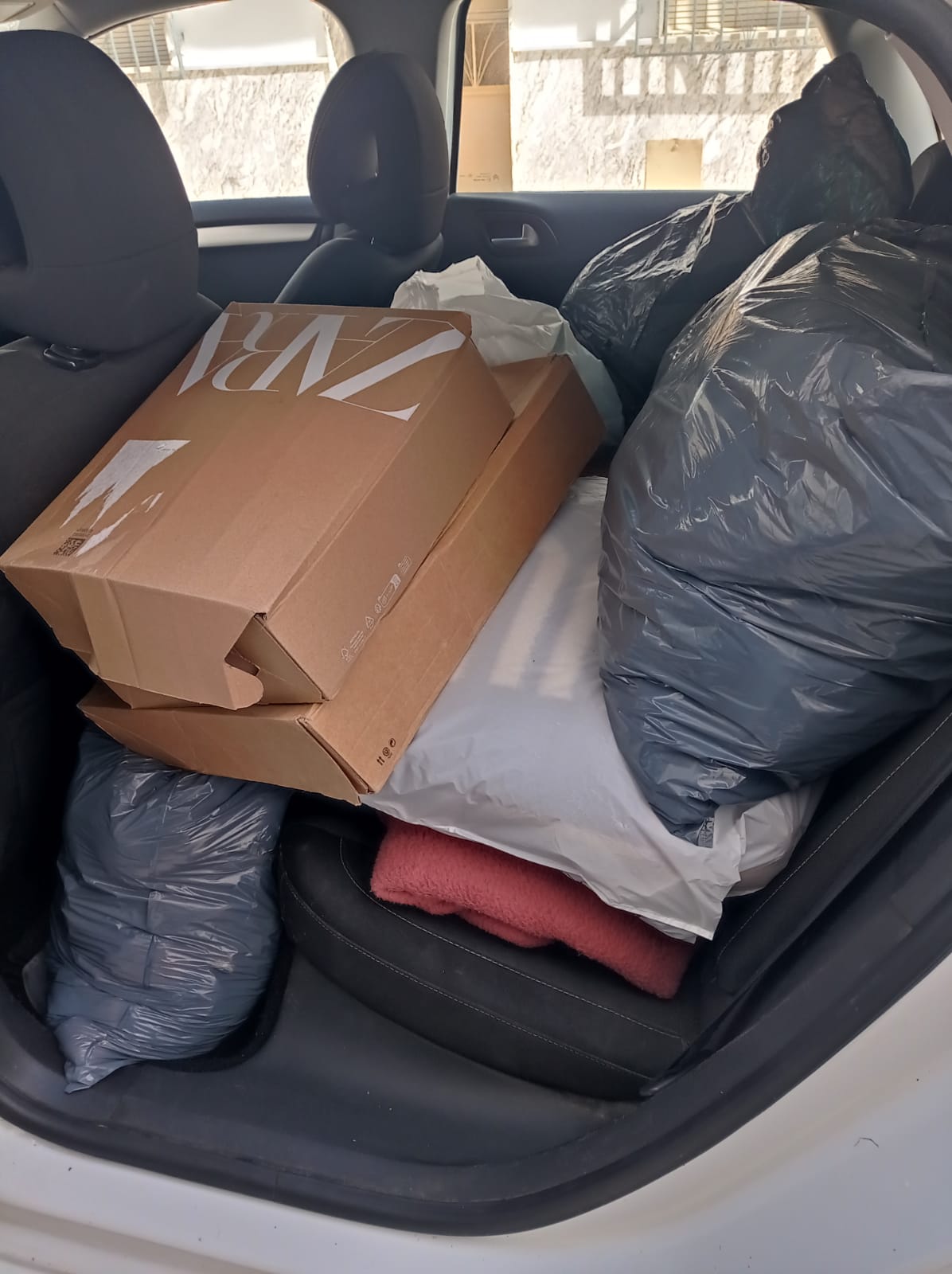 Vecinos de Almedinilla impulsan una recogida solidaria de ropa para el ropero de Priego de Córdoba
