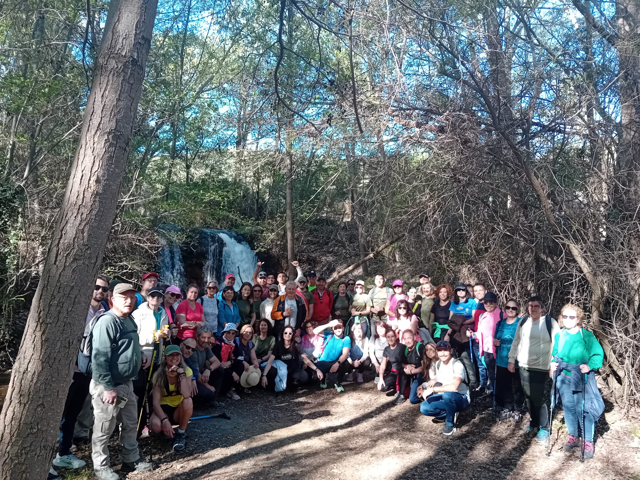 Más de 70 senderistas y ciclistas de Almedinilla disfrutan de una jornada en plena naturaleza en Aldeire