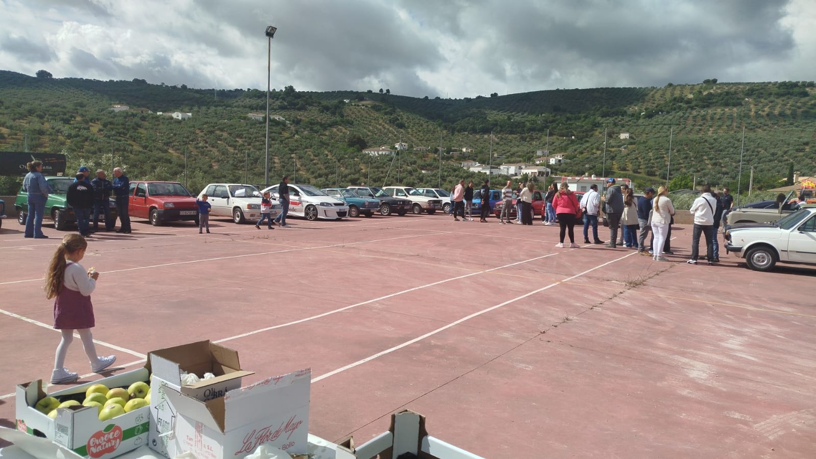 Brácana reúne a decenas de aficionados en una concentración de coches antiguos celebrada el 10 de mayo