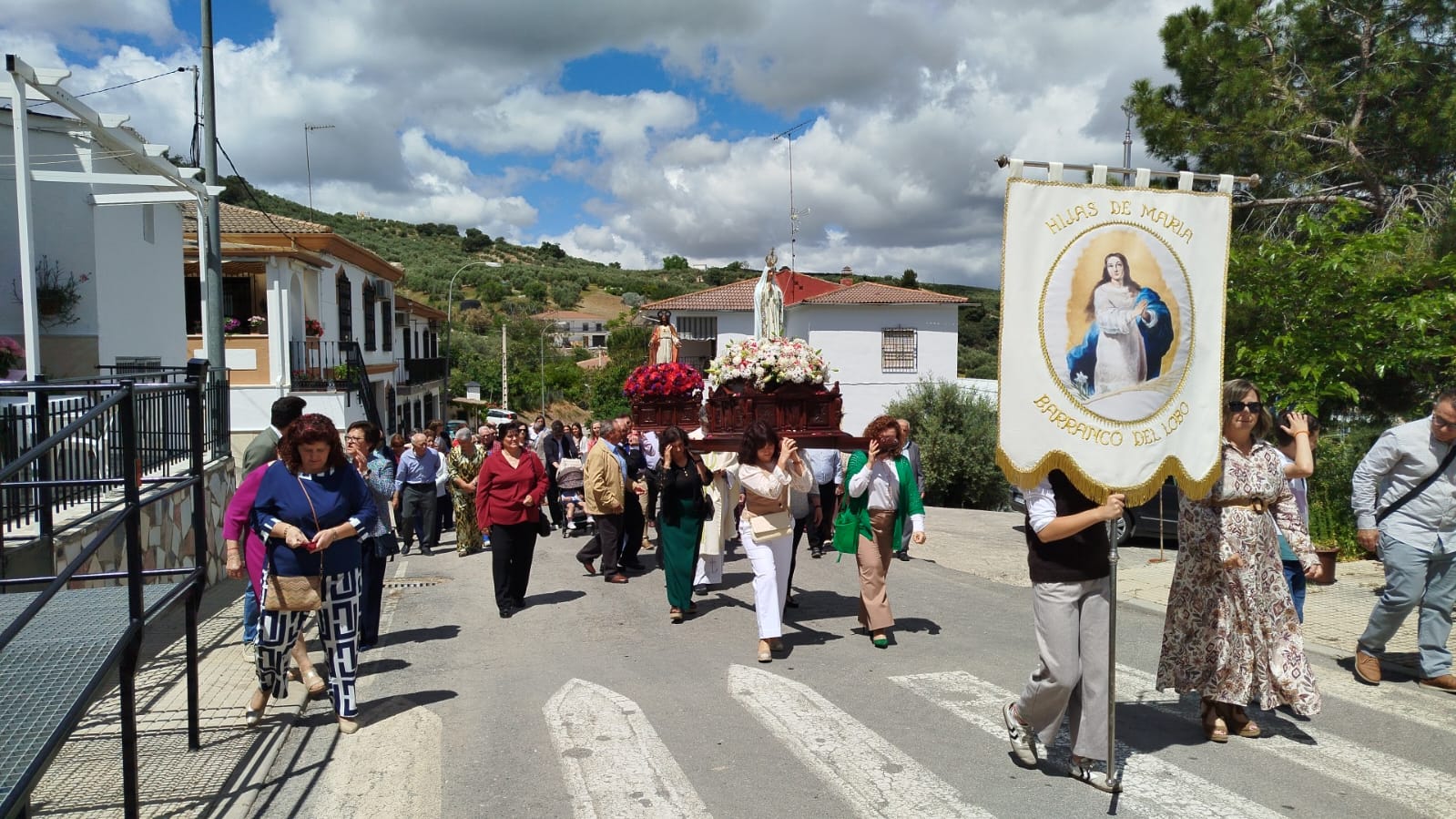 La Virgen de Fátima vuelve a recorrer las calles de Brácana en una jornada de convivencia vecinal