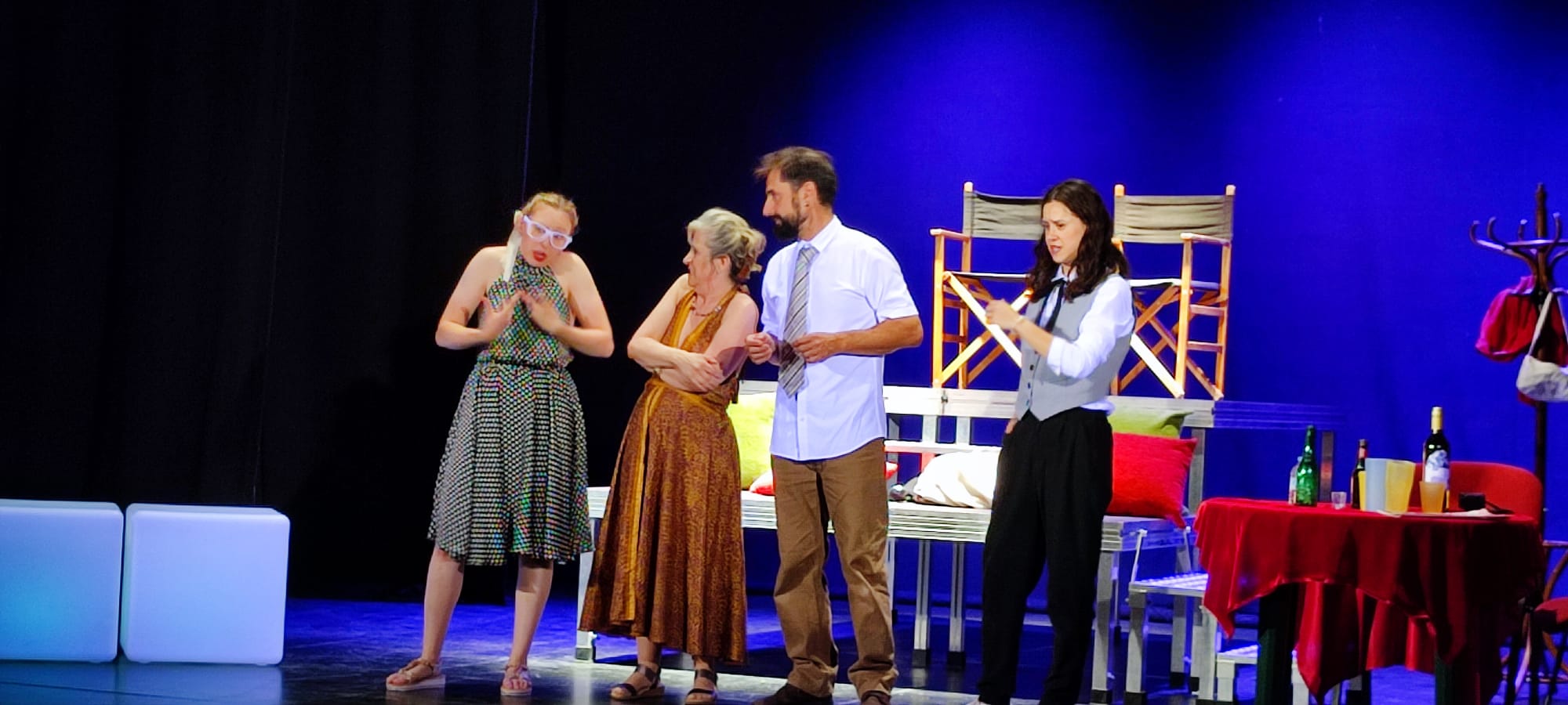 Asesinos todos” conquista Almedinilla con una noche de humor, intriga y carcajadas