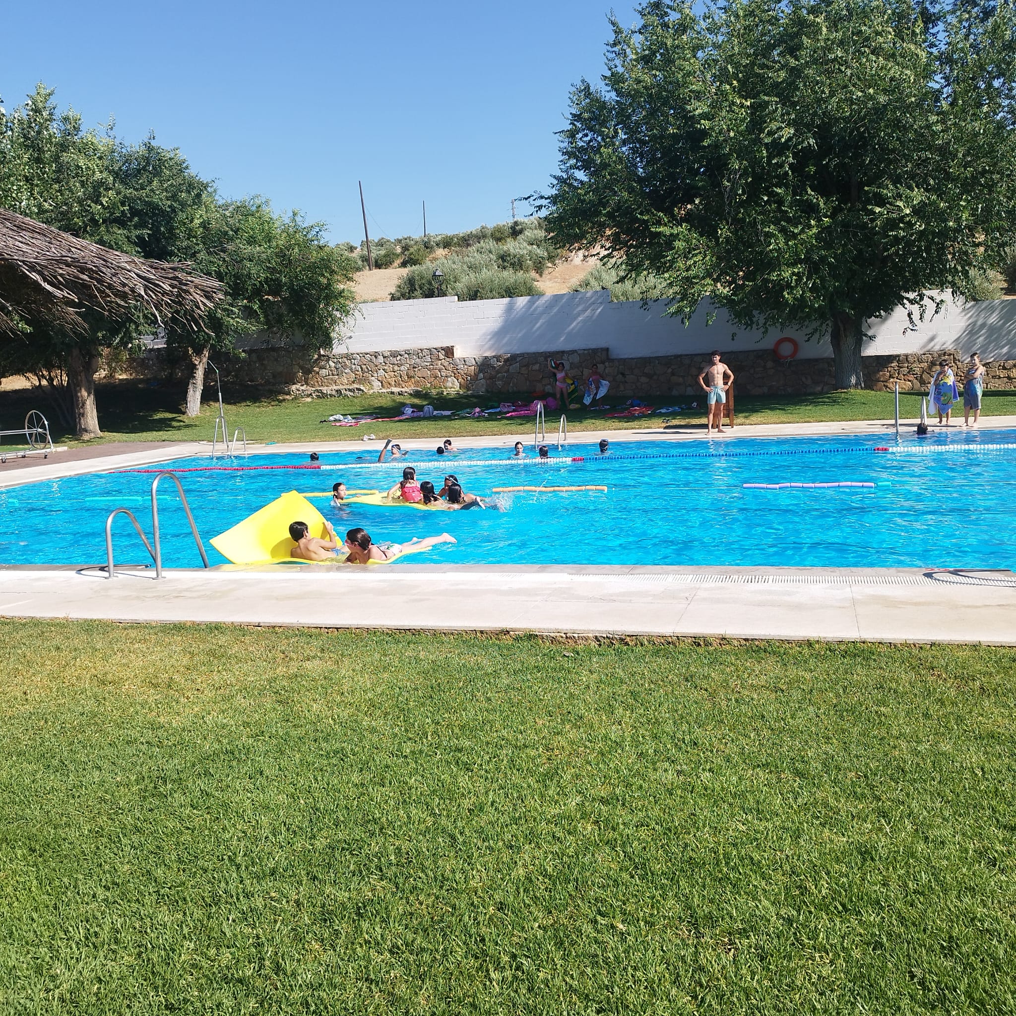 La piscina de Almedinilla se convierte de nuevo en punto de encuentro del verano