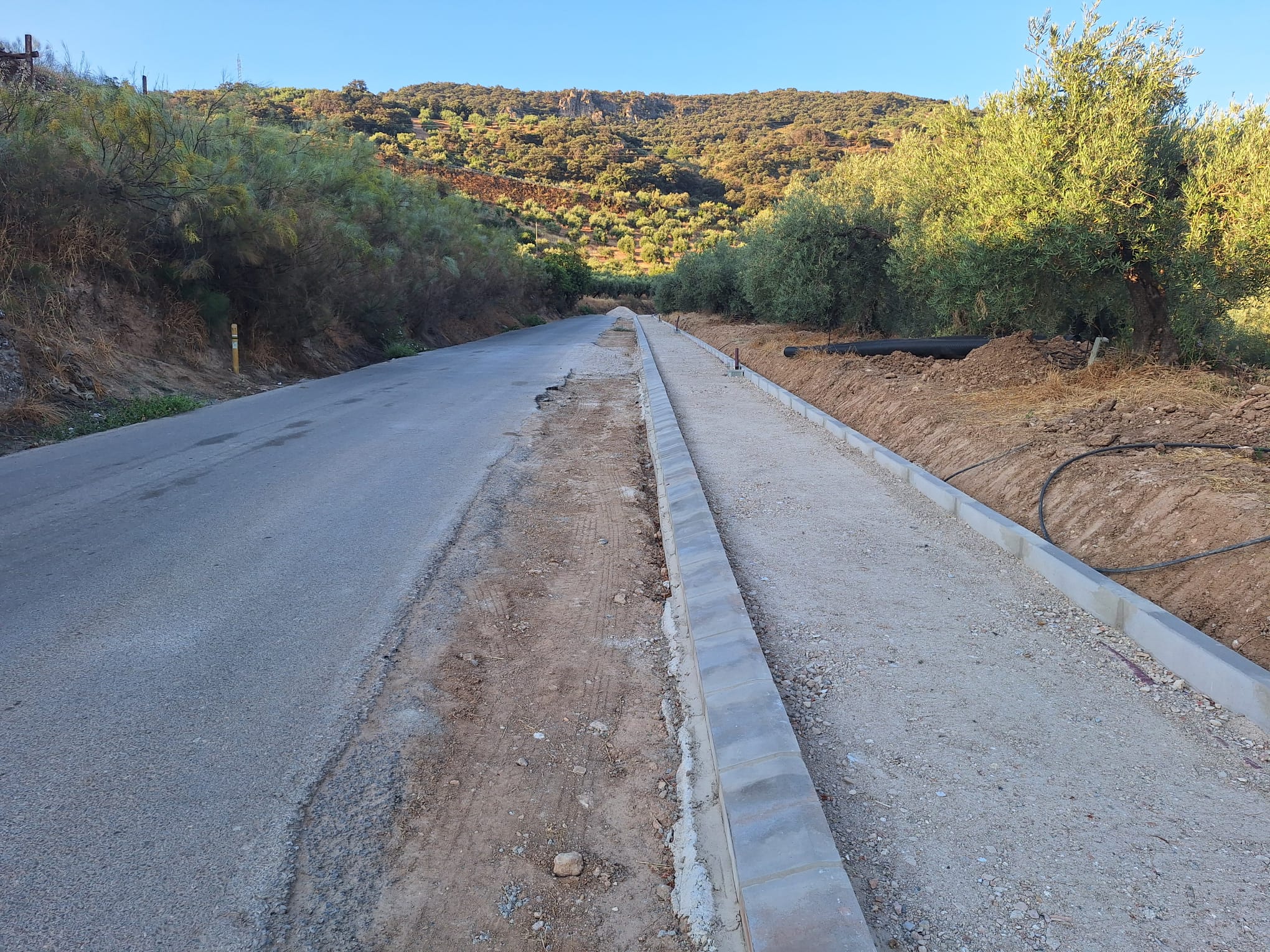 Nuevos acerados, caminos más seguros y mejores servicios: así avanzan las obras del PROFEA en Almedinilla