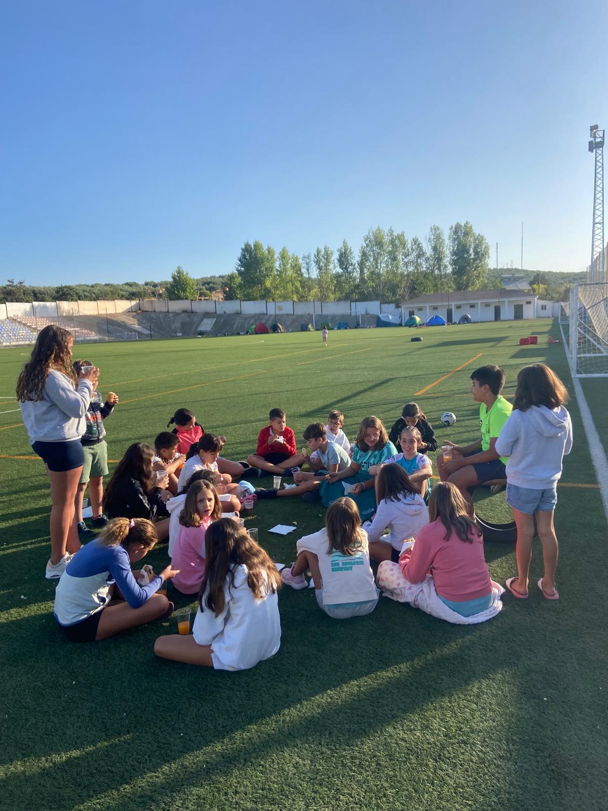 Medio centenar de niños disfrutan de una noche de acampada y juegos en Almedinilla