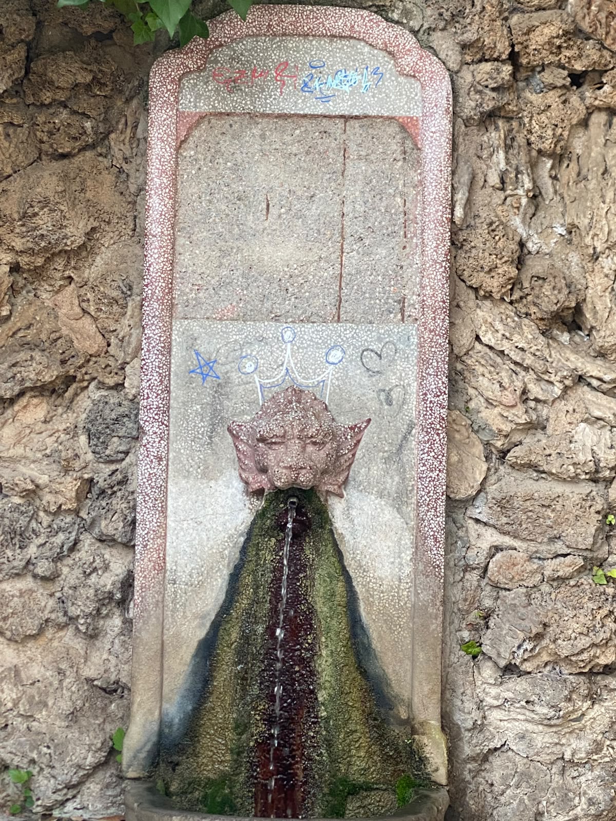 Foto denuncia | Pintadas en la Fuente del León de Almedinilla